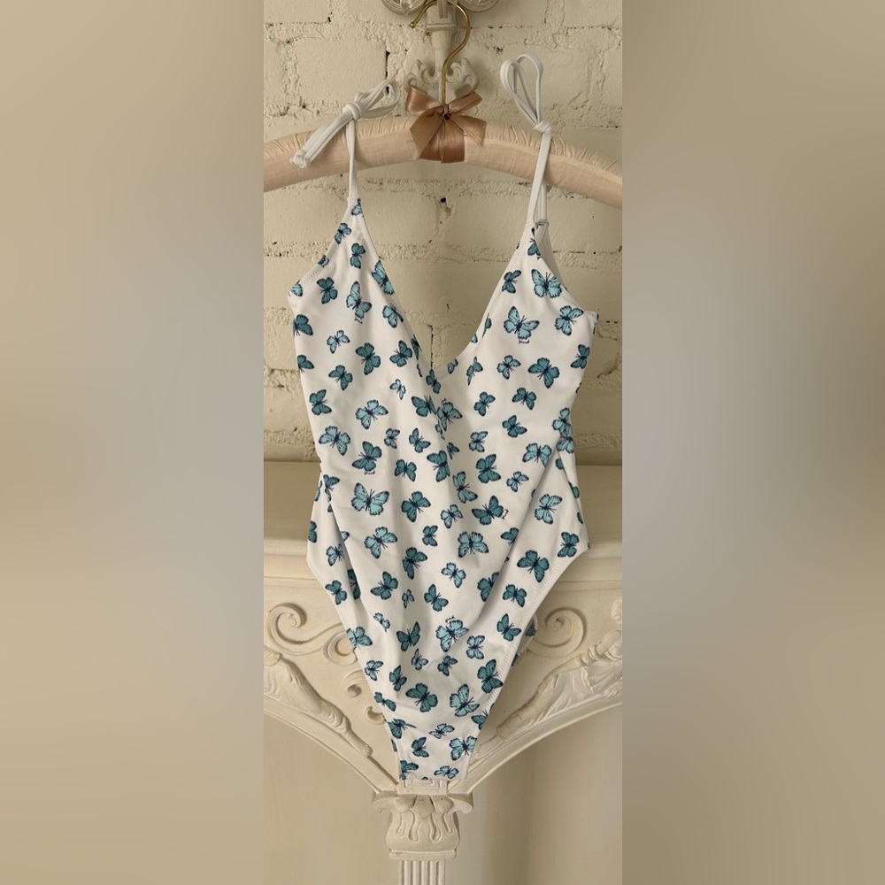 VS PINK Butterfly One Piece Swimsuit
Size: Small
NWT
